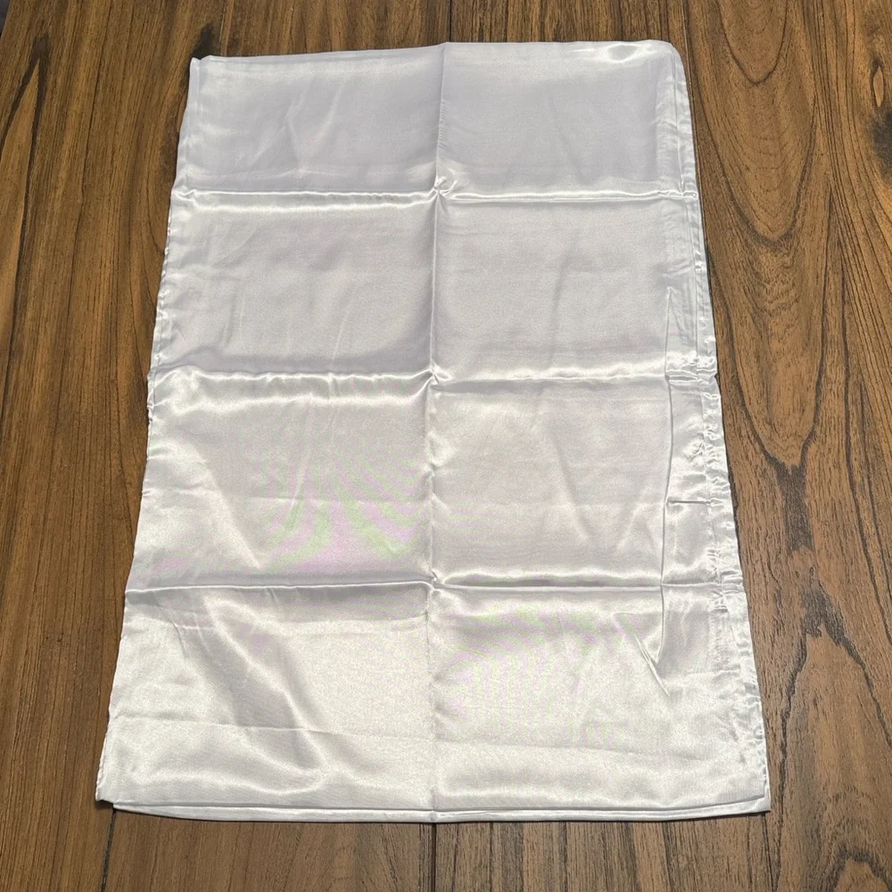 2-Pack Queen Size White Satin Pillowcases‎